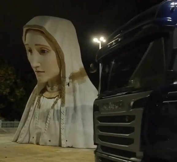 Carreta com peças para reconstrução da estátua de Nossa Senhora de Fátima chega a Natal