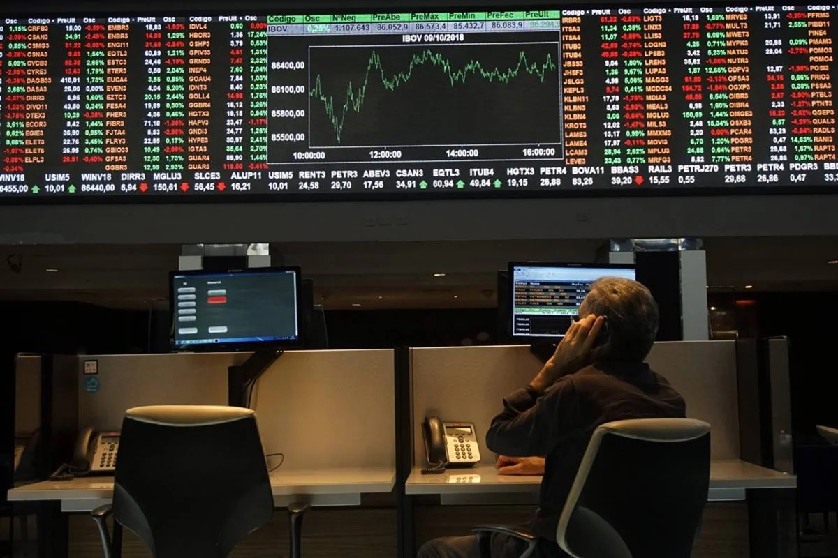 Bolsa tem queda com cenário externo e desemprego em baixa no país