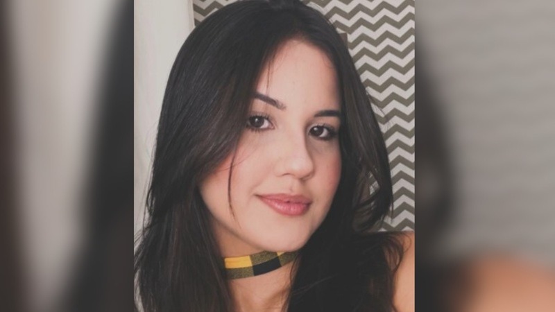 Jovem esfaqueada pelo namorado após discussão sobre eleições deixa UTI em Mossoró