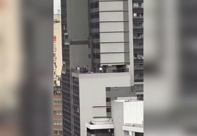 Limpador de janelas morre ao cair do 42º andar de prédio