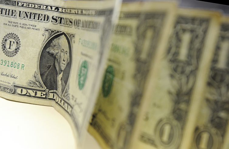 Ibovespa bate recorde novamente; dólar e euro fecham em queda