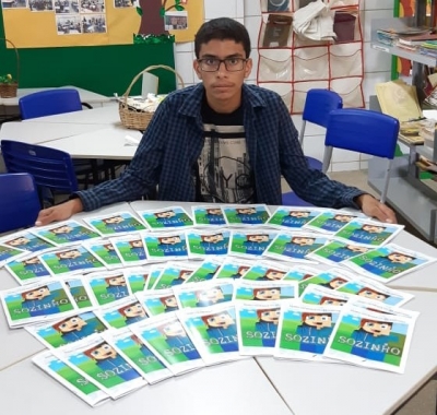Estudante autista da Rede Municipal de Ensino autografa livro