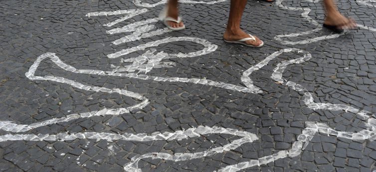 Apesar de desarmamento, Brasil bateu recorde de mortes violentas em 2017