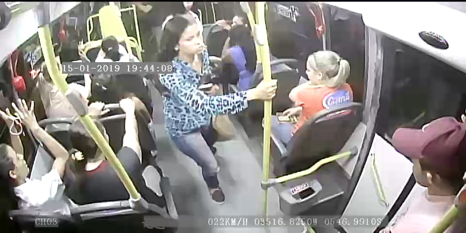 (VÍDEO) Câmeras flagram arrastão em ônibus de São Gonçalo do Amarante