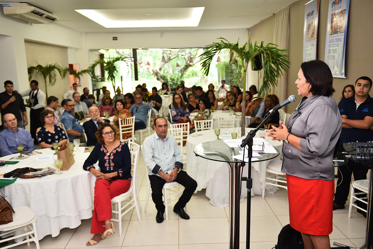 "Precisamos ir além do sol e mar", diz Fátima Bezerra no lançamento da Fiart