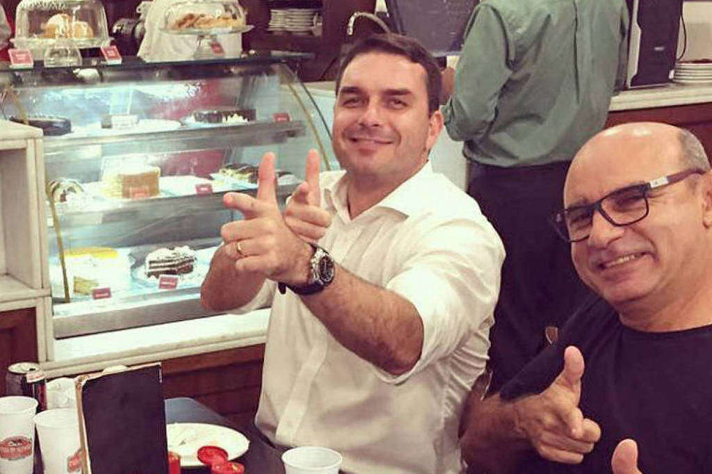 Na Record, Flávio Bolsonaro diz que depósitos fracionados são venda de imóveis