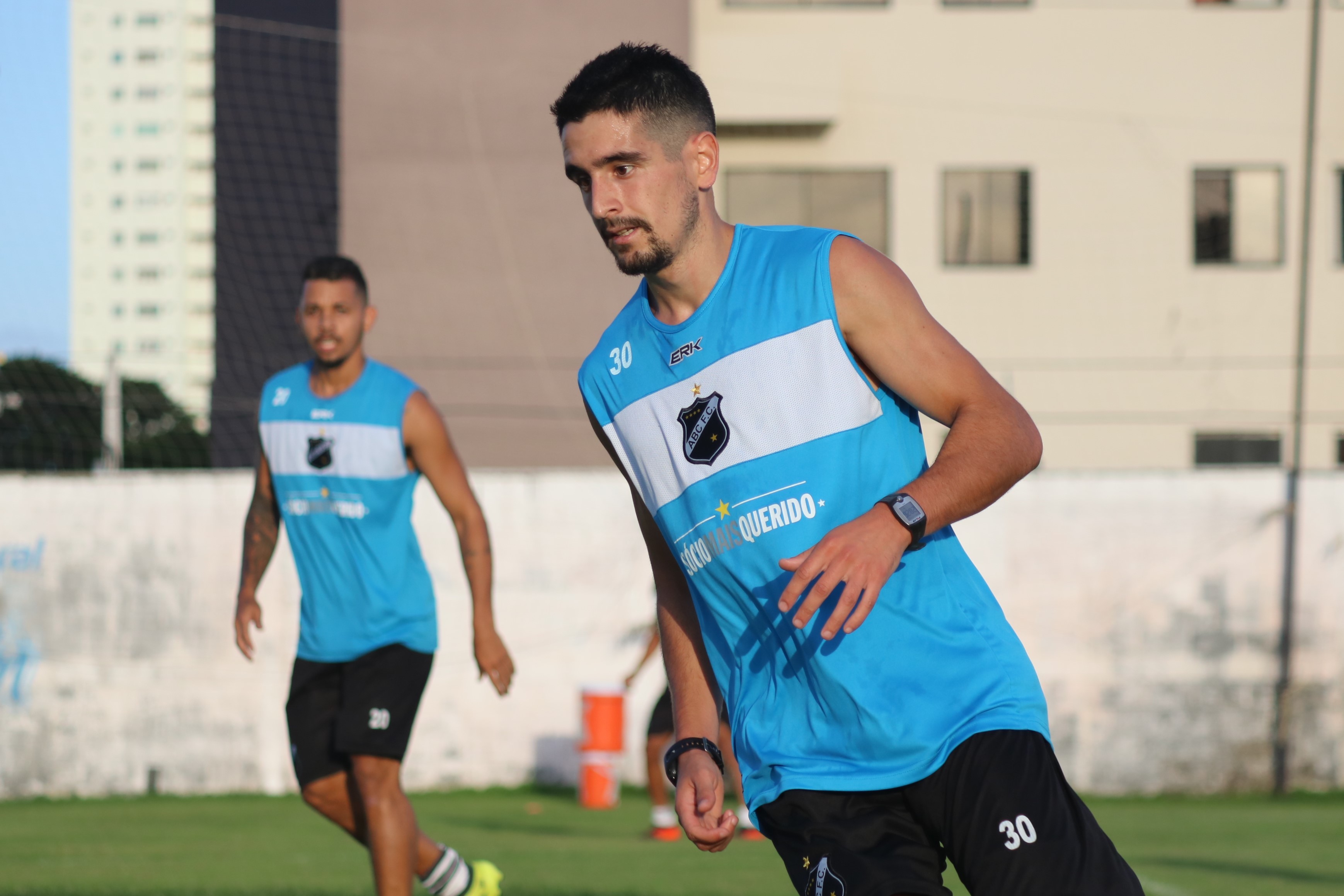 Pepe Álvarez está regularizado e pronto para estrear com a camisa abecedista