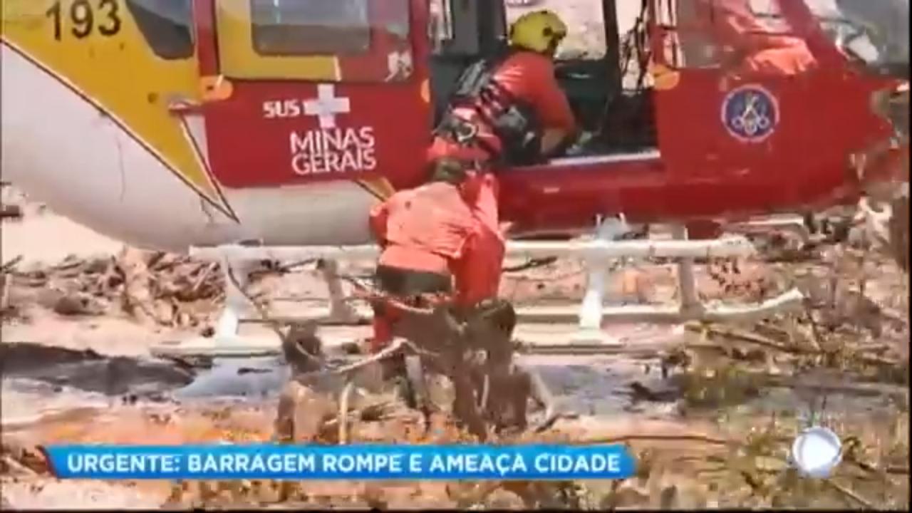 (VÍDEO) Bombeiros fazem resgate dramático de mulher na lama em Brumadinho