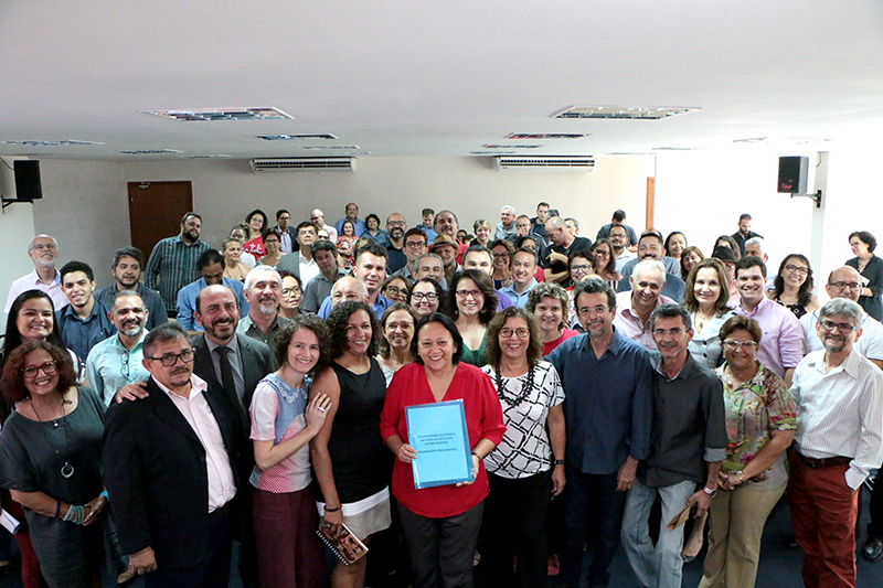 Cem professores universitários esperaram PT chegar ao poder para oferecer ajuda