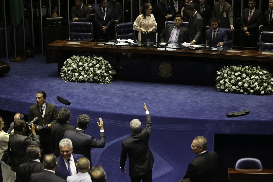 Renan ganha no grito: STF anula voto aberto e votação será secreta no Senado