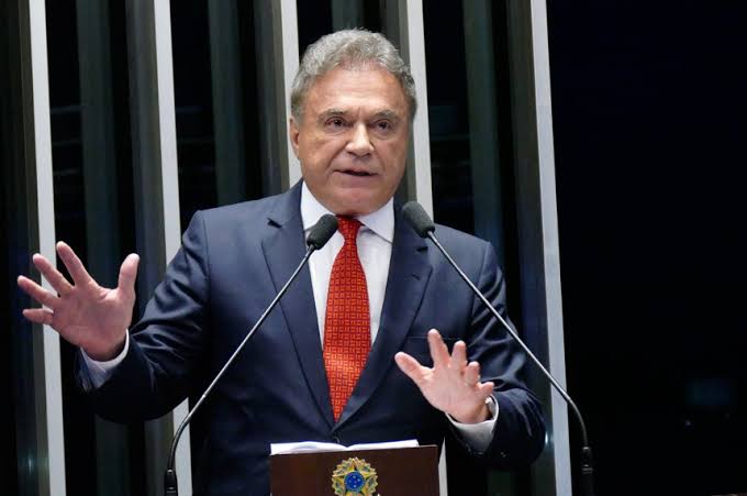 Senador Álvaro Dias confirma união das candidaturas de oposição contra Renan