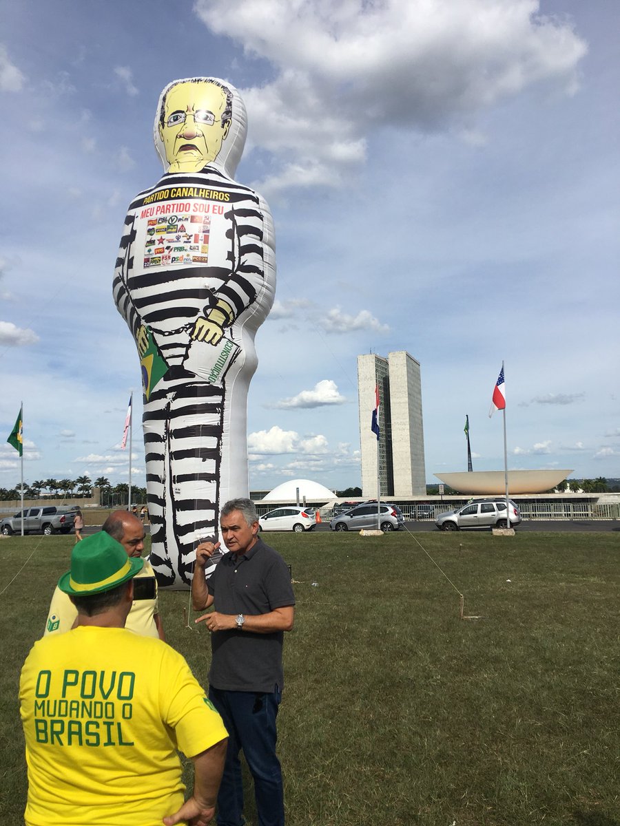 Após Pixuleco, Brasília lança boneco inflável gigante com Calheiros presidiário