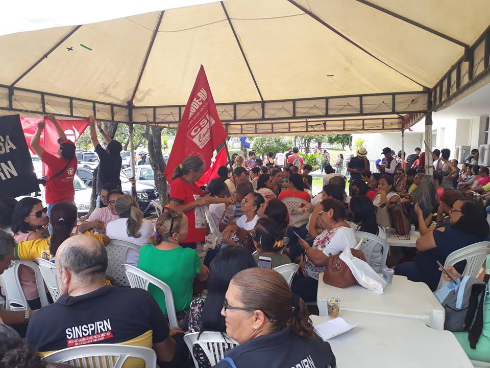 Sindicalistas marcam protesto na Governadoria, enquanto governadora estava na AL