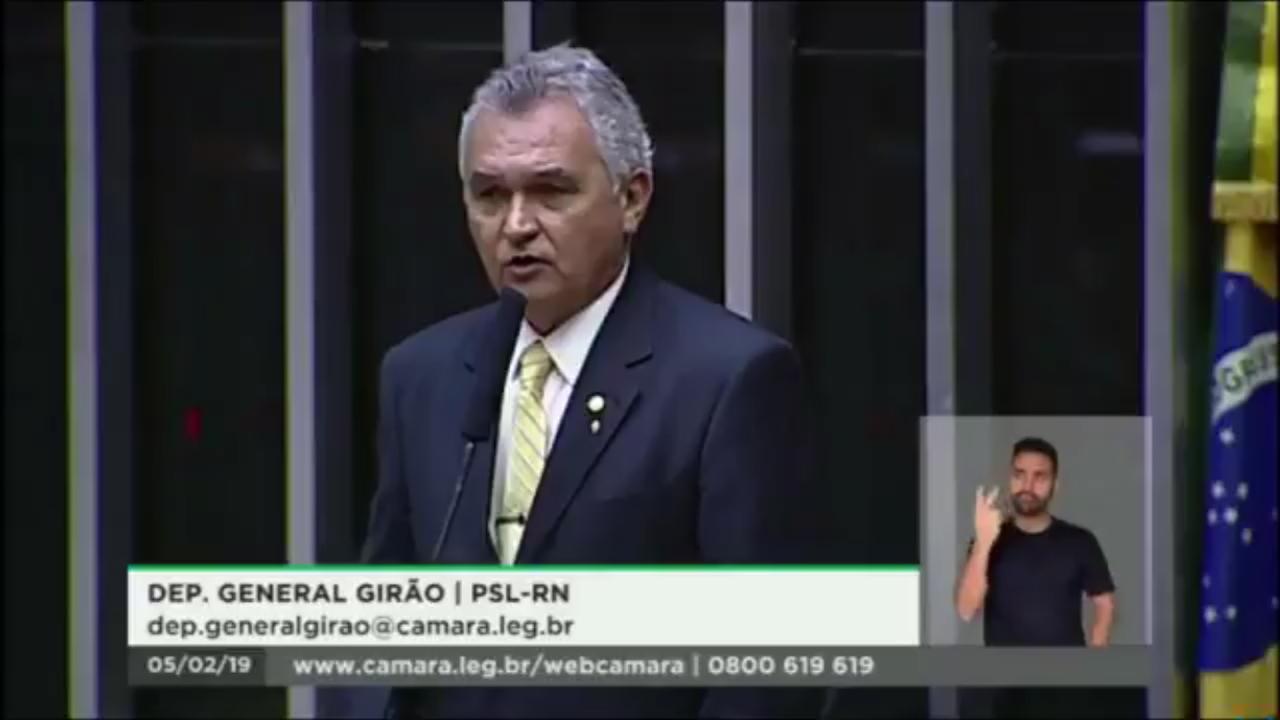 Girão: "Homenagear criminosos é lamentável, homenagem a presos é mais ainda"