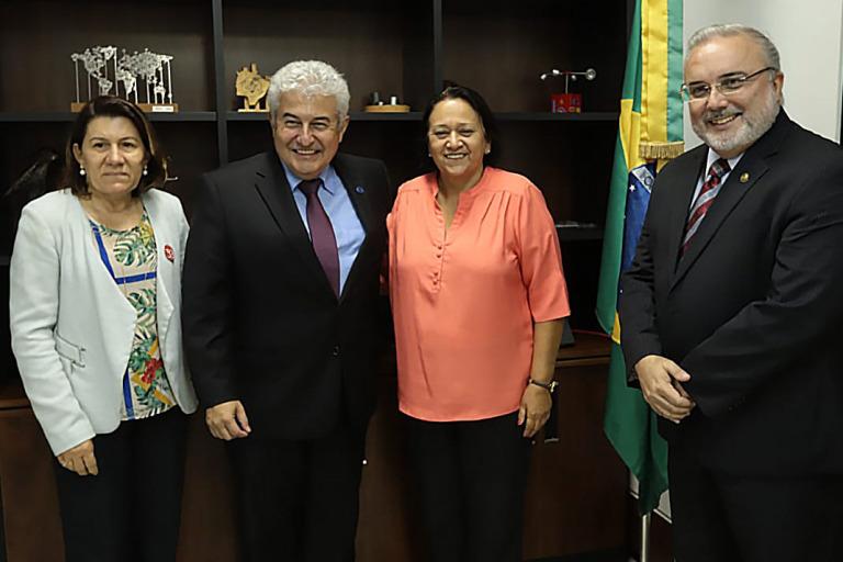 Na primeira reunião com um ministro de Bolsonaro, Fátima consegue R$ 3 milhões
