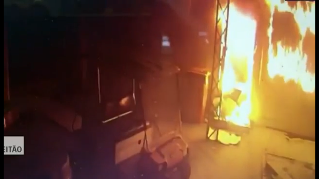 Vídeo mostra explosões e garotos fugindo de incêndio em CT do Flamengo; assista