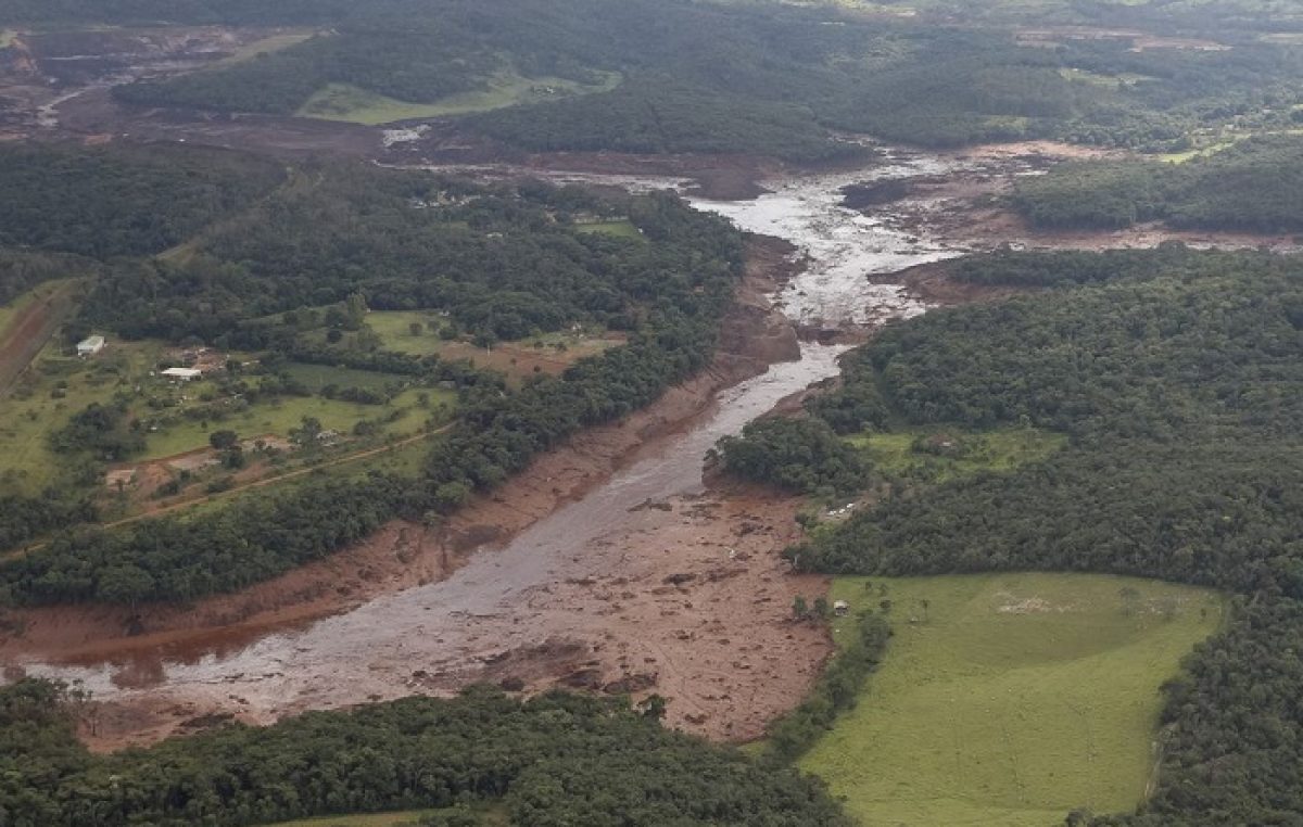 Bombeiros confirmam 157 mortos e 165 desaparecidos em Brumadinho