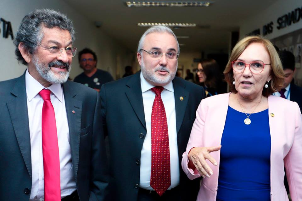 (VÍDEO) Senadores do RN vão a ato do PT para pedir "Lula Livre"