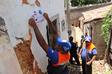 Casas ameaçam desabar e Prefeitura remove 15 famílias para abrigos em Natal