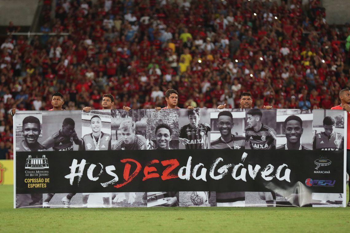 Homenagem a jovens mortos no Ninho do Urubu emociona Maracanã