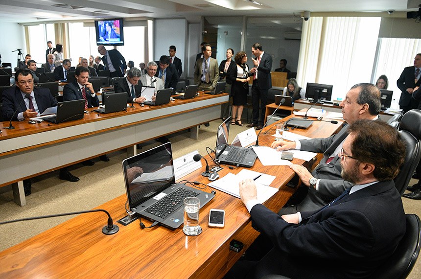 Senadores vão ouvir Paulo Guedes e governadores sobre dívidas dos estados
