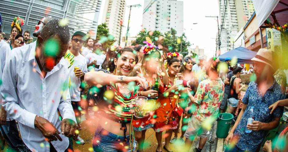 Seis em cada dez consumidores brasileiros devem cair na folia durante o Carnaval