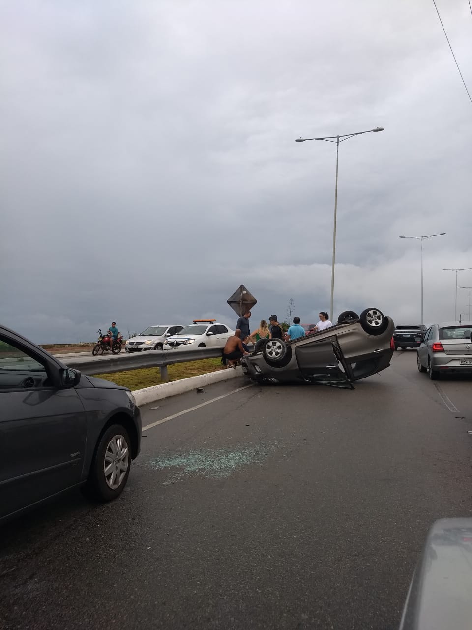 Carro capota em acidente na Via Costeira