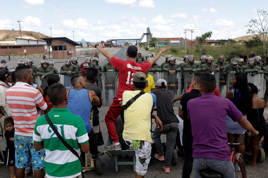 Ajuda humanitária cruza fronteira de Brasil com Venezuela, diz Araújo