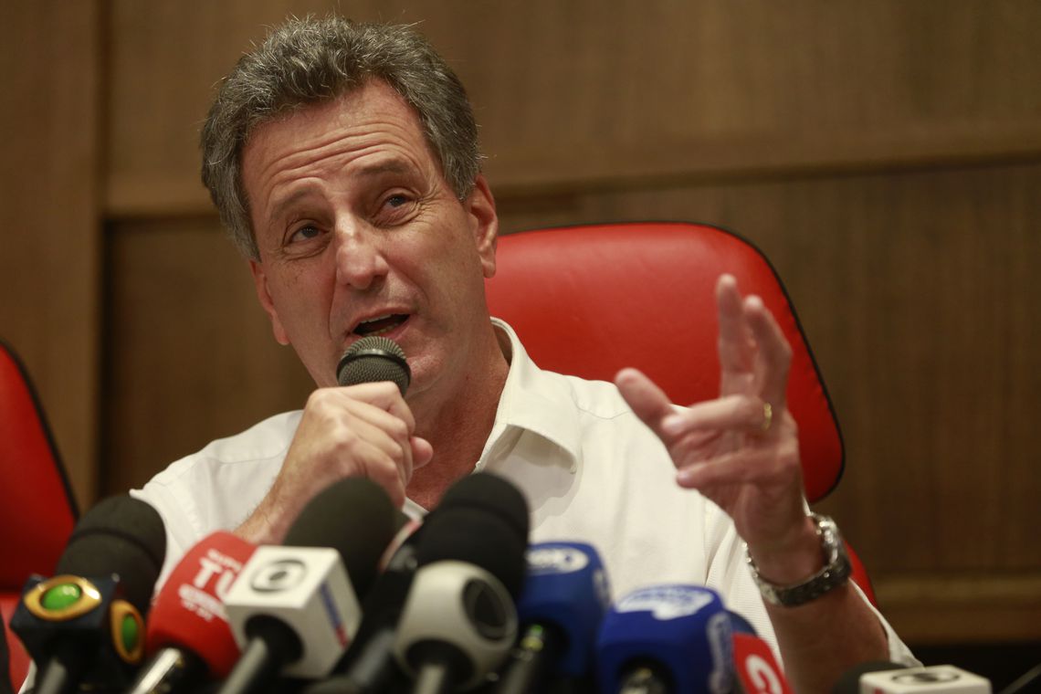 Presidente do Flamengo diz que quer negociar em separado com famílias