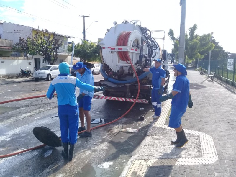 Demandas de manutenção de esgoto triplicam em dias de chuva, diz Caern