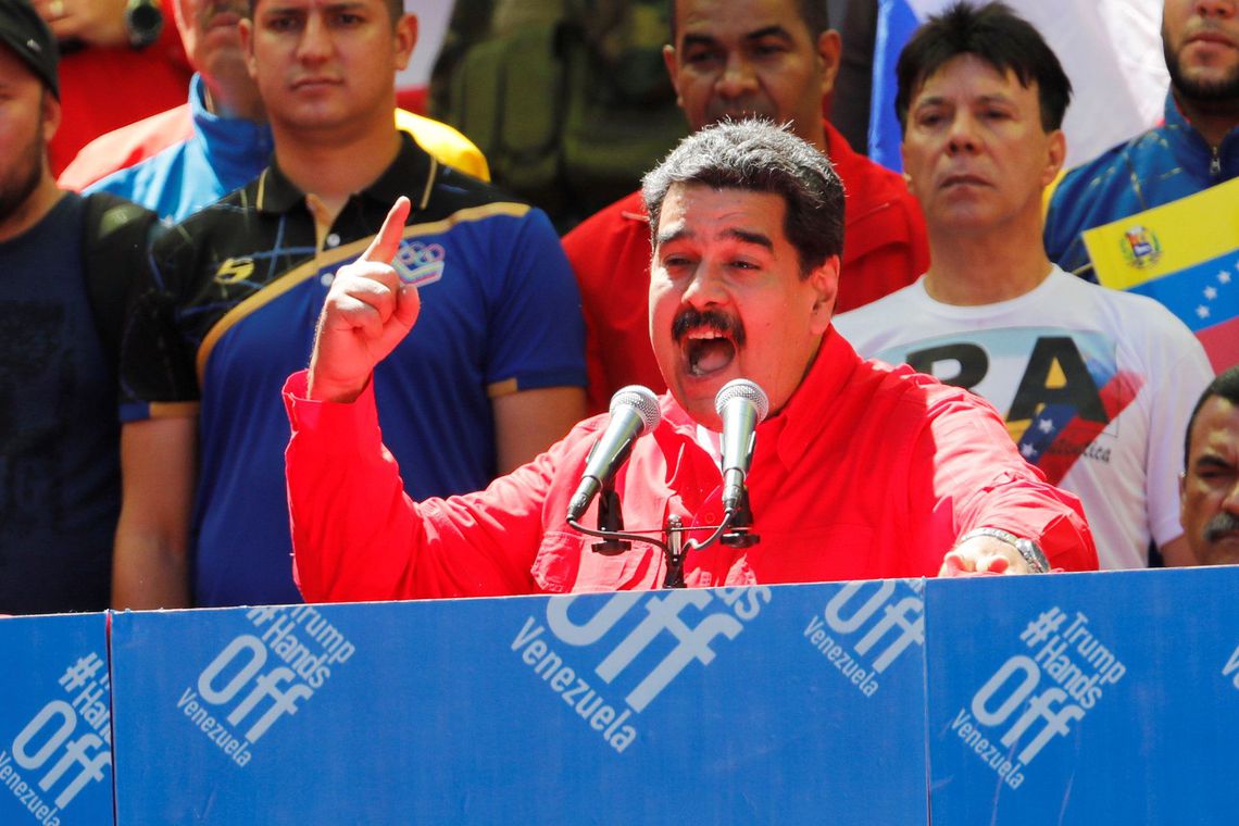 Maduro sinaliza que permanecerá no poder e pede apoio à população