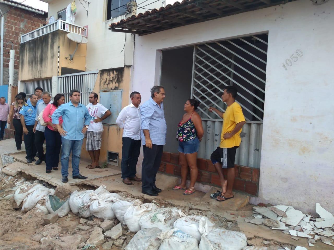 (VÍDEO) Álvaro volta a rua destruída por chuva e garante reconstrução em 20 dias