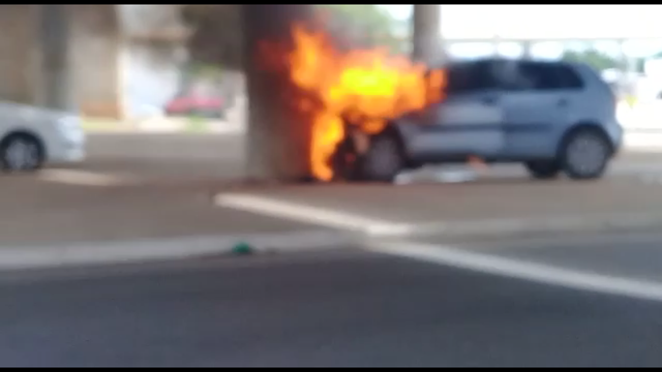 (VÍDEO) Motorista perde controle, bate em viaduto e carro pega fogo em Mossoró