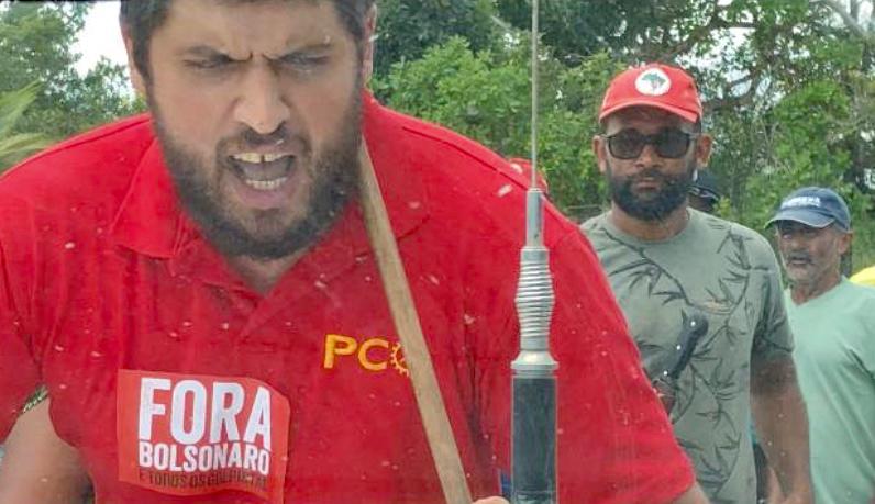 (VÍDEO) Militantes do MST e PCO atacam carro com ministro do Meio Ambiente