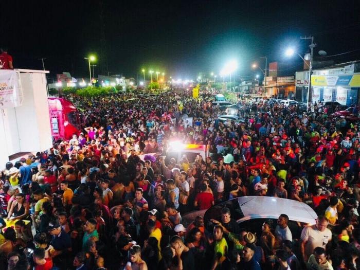 (VÍDEO) Grafith arrasta multidão no carnaval de Areia Branca; assista