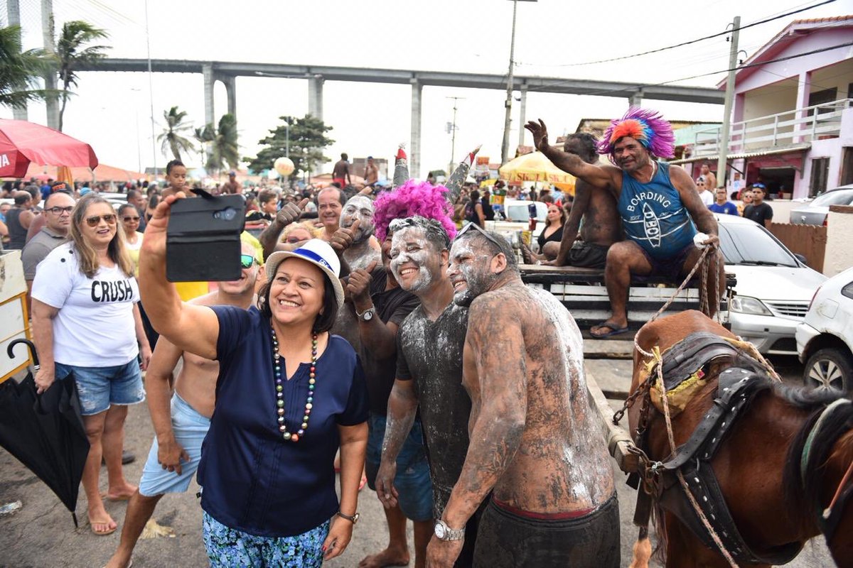 Na Redinha, Fátima Bezerra participa do bloco d'Os Cão