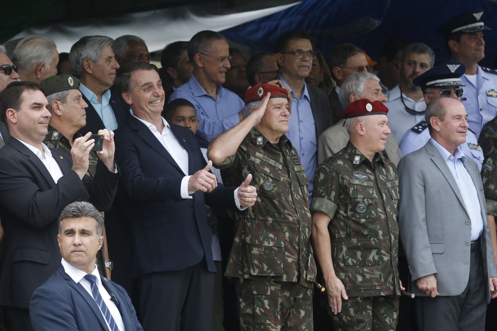 Bolsonaro se explica: "Forças Armadas sempre estiveram ao lado da democracia"