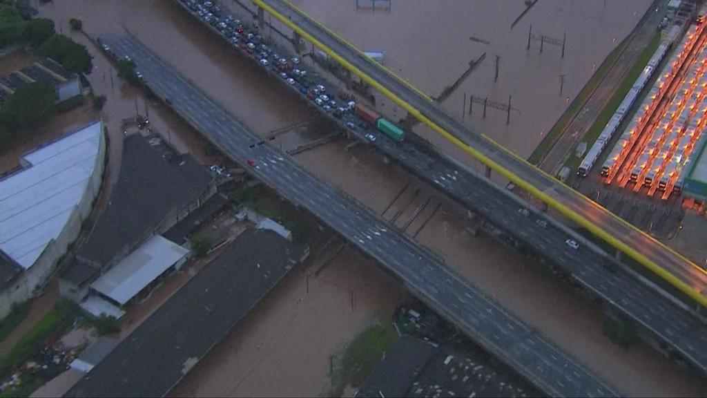 Chega a 12 o número de mortos por causa de forte chuva em SP