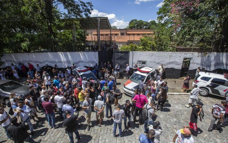 Sobreviventes se esconderam na despensa da escola durante tiroteio