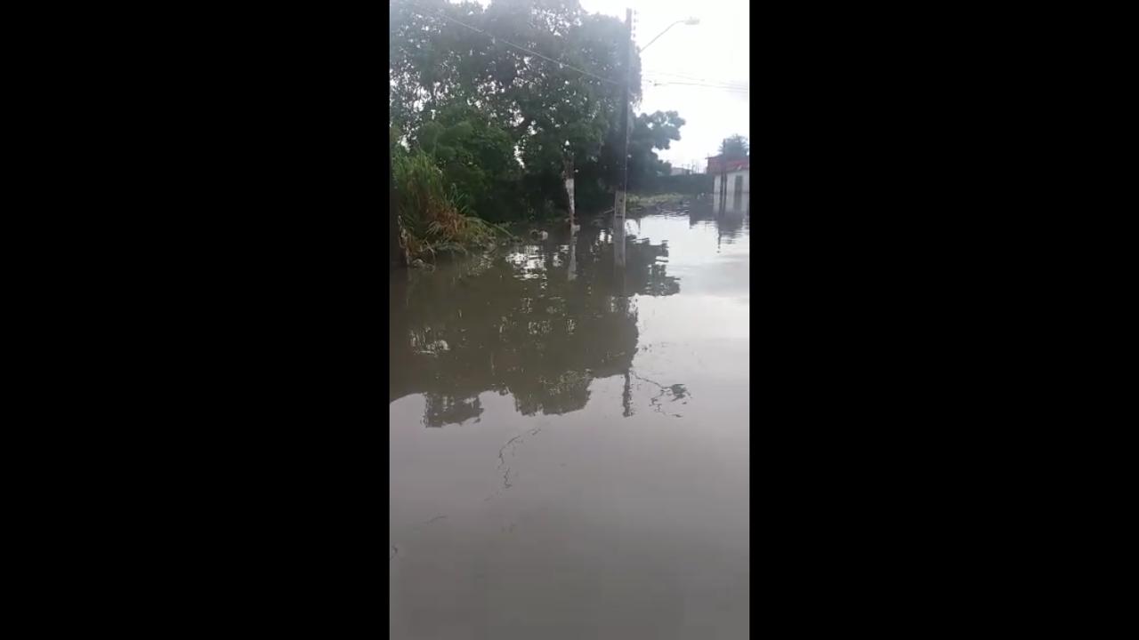 (VÍDEO) Prefeitura de Parnamirim não faz obra, chuva alaga rua e invade casas
