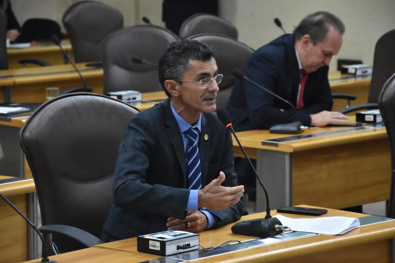 Deputado do PT apresenta projeto para confrontar Escola Sem Partido