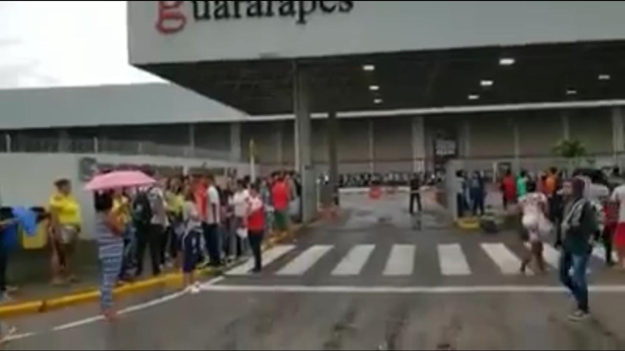 (VÍDEO) Multidão vai à Guararapes em busca de uma vaga de Jovem Aprendiz