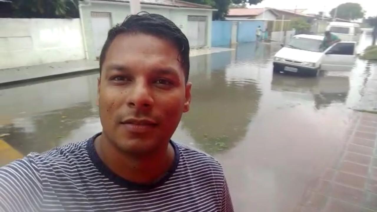 (VÍDEO) Chuva deixa rua da zona Norte de Natal alagada e água invade casas