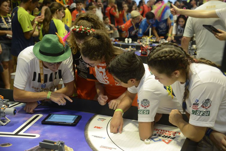 Competição de robótica atrai cerca de 1,2 mil alunos do país