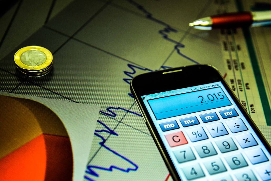 Bolsa encosta em 100 mil pontos e fecha em nível recorde