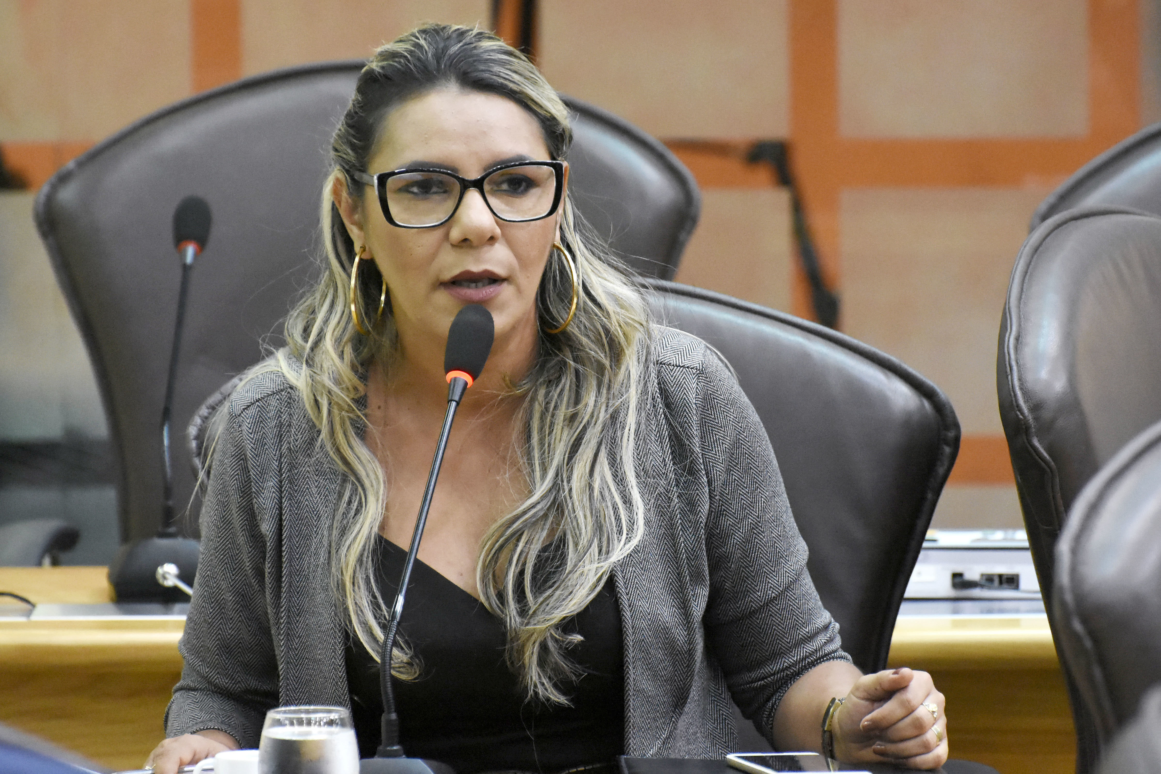 Eudiane Macedo aponta falta de médicos intensivistas pediátricos no Maria Alice