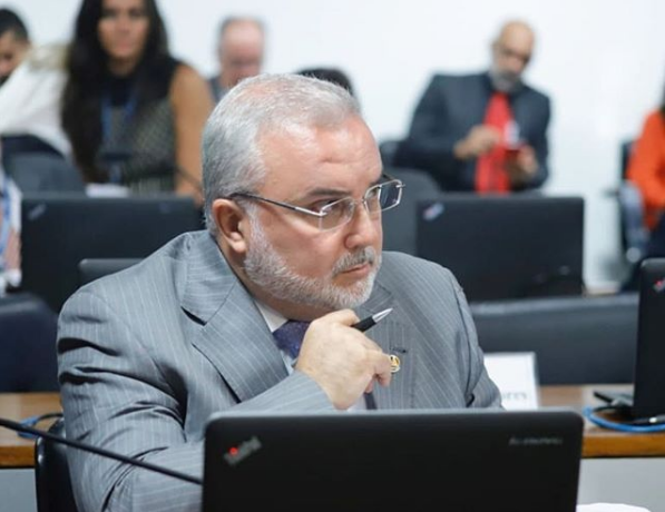 Senador do RN quer sabatinar ministro sobre "desinvestimento" da Petrobrás