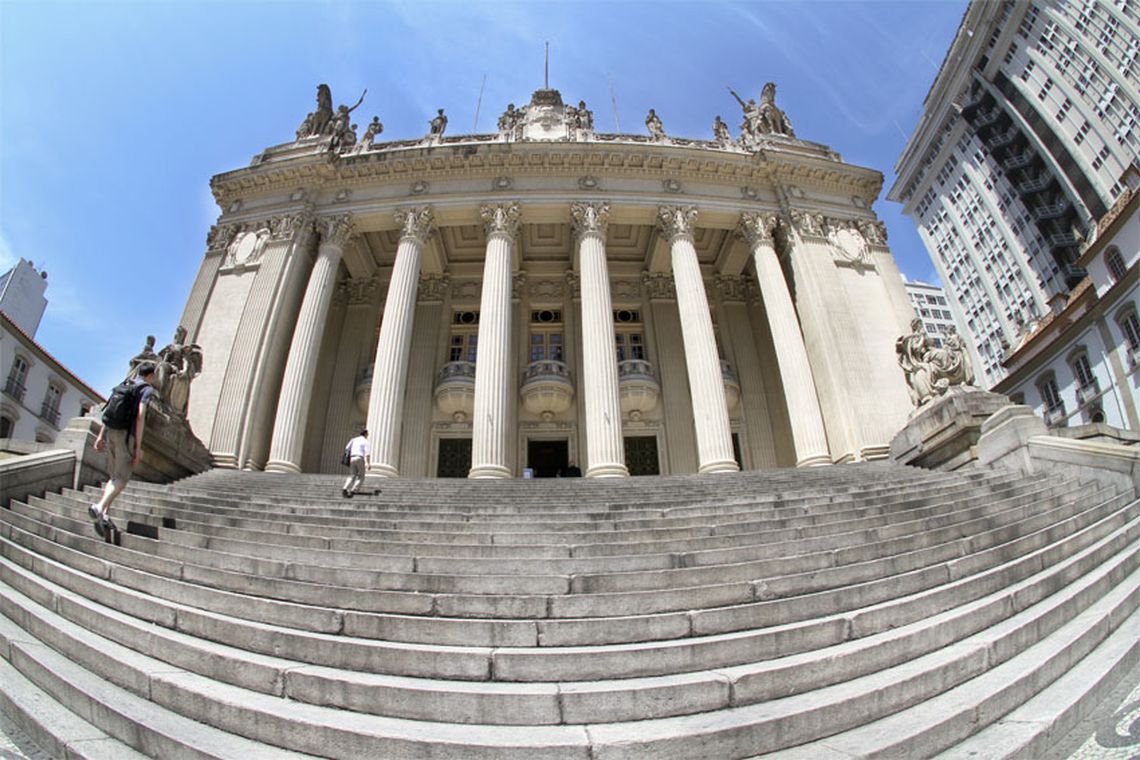 Assembleia do RJ dá posse a deputados presos e convocará suplentes