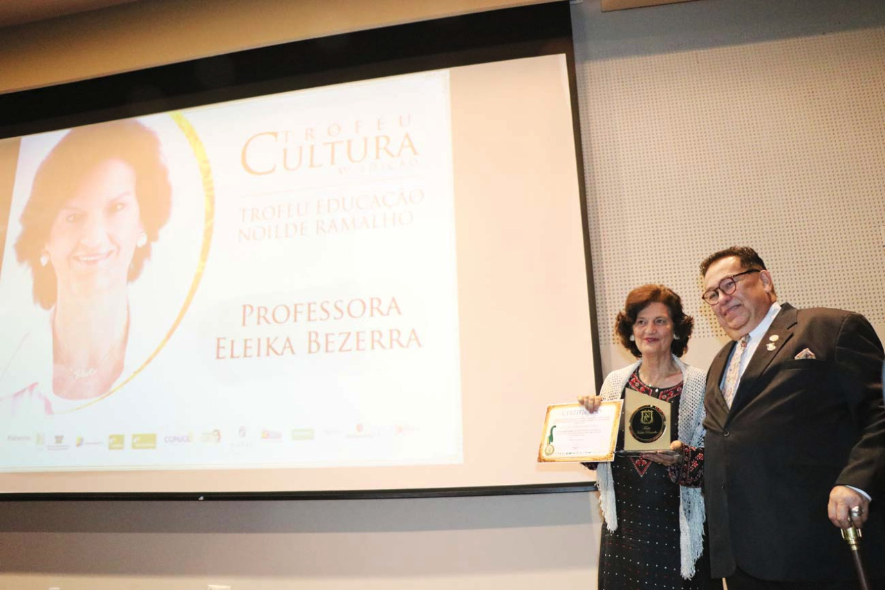 Professora Eleika é homenageada com Troféu Noilde Ramalho
