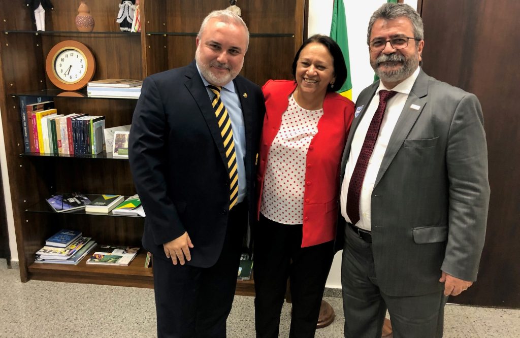 Presidente da Fiern debate energia renovável com senador e governadora